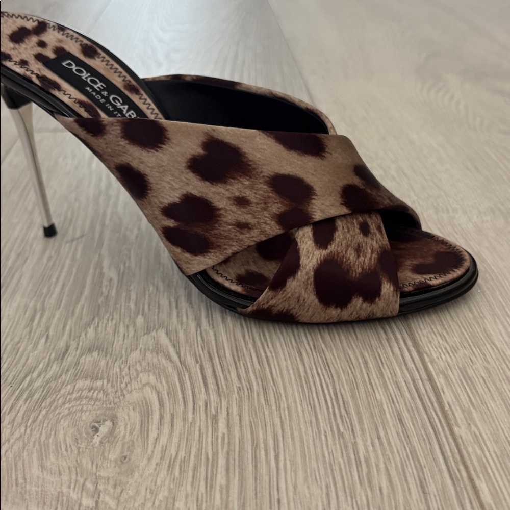 Dolce & Gabbana 
 Leopard-Printed Satin Mules